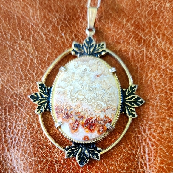 Elegant Gold and Black Pendant Necklace - Picture 1 of 13